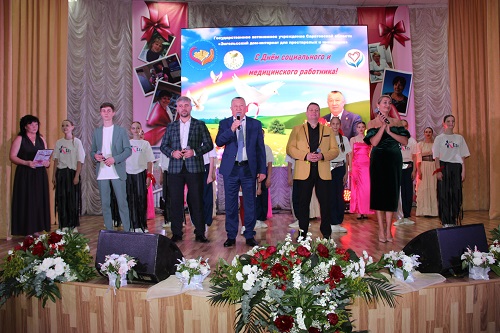 В Энгельсском доме-интернате поздравили сотрудников с профессиональными праздниками