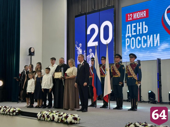 В саратовском правительстве перед Днем России исполнили патриотические песни