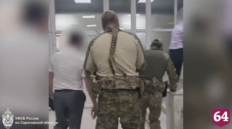 Саратовского таможенника осудили на 3 года за фальсификацию дела о взятке