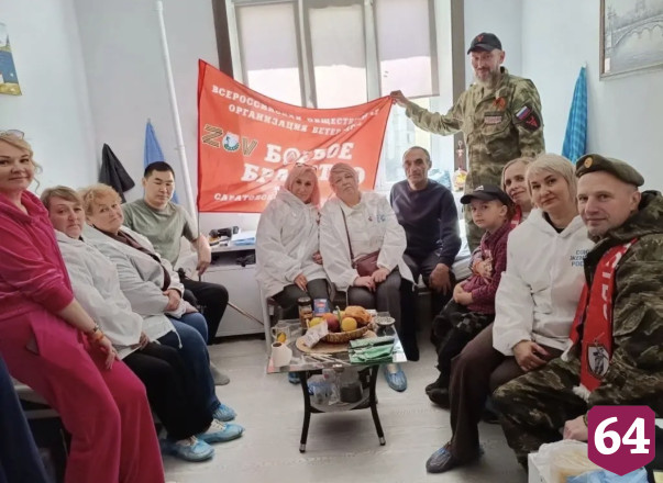 Саратовским участникам СВО подарили футболки «Связь поколений» 