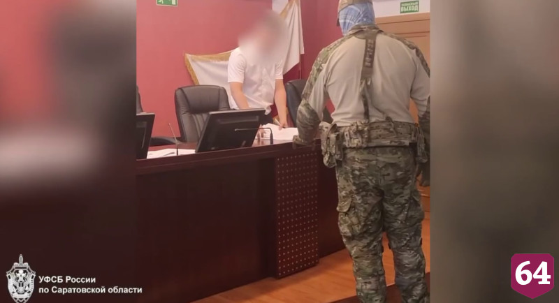 Саратовского таможенника осудили на 3 года за фальсификацию дела о взятке