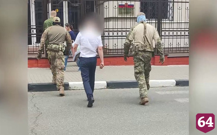 Саратовского таможенника осудили на 3 года за фальсификацию дела о взятке