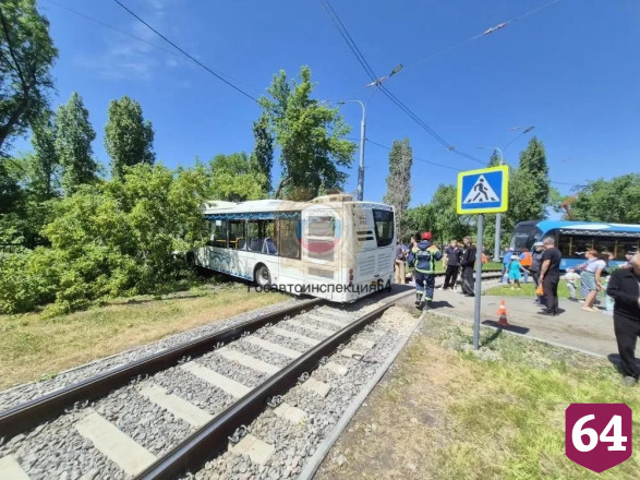 В Саратове автобус с пассажирами протаранил дерево